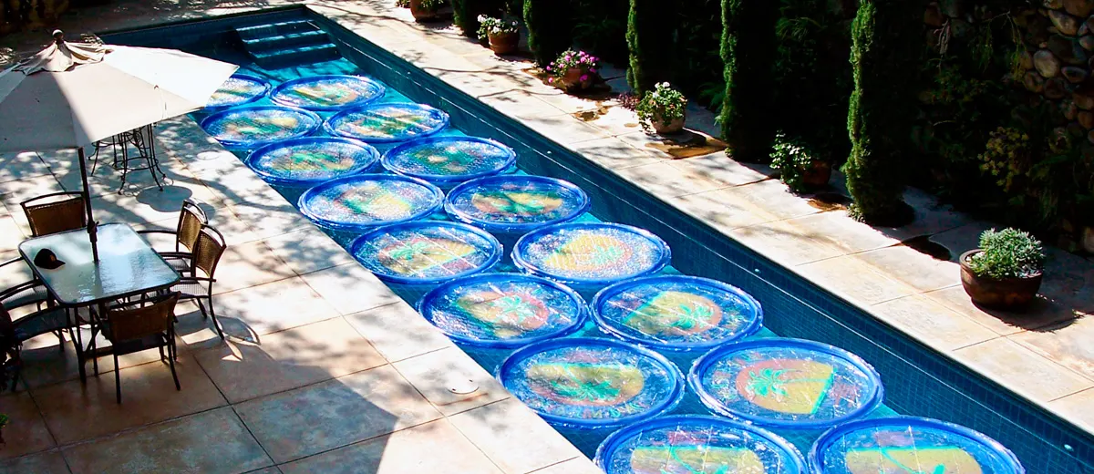 Anillos solares flotantes para la piscina